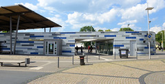 Rotenburg (Wümme) ist eine Stadt und Kreisstadt des gleichnamigen Landkreises  in Niedersachsen; Bahnhofsgebäude mit Kachelfassade.