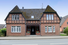 Sittensen ist eine Gemeinde im Landkreis Rotenburg (Wümme) in Niedersachsen;  Gebäude im Heimatstil - Doppel Zwerchgiebel.