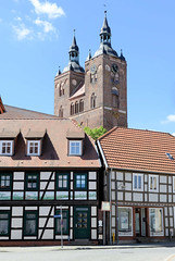 Die  Hansestadt Seehausen    (Altmark) ist eine Stadt im Landkreis Stendal in der Region Altmark in Sachsen-Anhalt; Wohnhäuser an der Steinstraße - Türme der Sankt Petri Kirche.