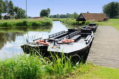 Findorf ist ein Ortsteil der Gemeinde Gnarrenburg im Landkreis Rotenburg (Wümme) in Niedersachsen; Torfhafen / Moorhafen - alte Torfkähne für Touristen am Oste-Hamme-Kanal.