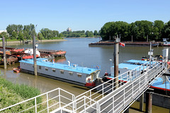 Fotos aus dem Hamburger Stadtteil Veddel, Bezirk Hamburg Mitte; Arbeitsschiffe, Schubschiffe im Peutehafen.
