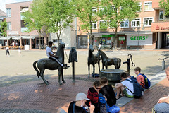Rotenburg (Wümme) ist eine Stadt und Kreisstadt des gleichnamigen Landkreises  in Niedersachsen; Pferdebrunnen am Pferdemarkt - Bronzeskulpturen, Künstler Claus Homfeld.
