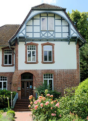 Sittensen ist eine Gemeinde im Landkreis Rotenburg (Wümme) in Niedersachsen; Pfarrhaus - Villa im Heimatstil / Fachwerkgiebel.