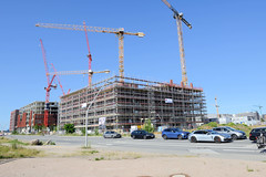 Fotos aus dem Hamburger Stadtteil Hafencity, Bezirk Hamburg Mitte; Baustelle mit Baukränen an der Freihafenelbbrücke.