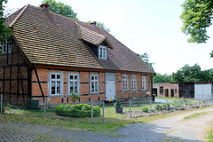 Pritzier ein Ort und gleichnamige Gemeinde im Landkreis Ludwigslust-Parchim in Mecklenburg-Vorpommern; Wohnhaus - Fachwerkkonstruktion mit Krüppelwalmdach.