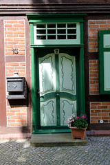 Die Hansestadt  Werben  (Elbe) ist eine Stadt im  Landkreis Stendal in Sachsen-Anhalt; grüne Eingangstür mit Verzierung.