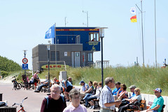 Das Ostseebad   Graal-Müritz   ist eine Gemeinde   im Landkreis Rostock in Mecklenburg-Vorpommern; Strandpromenade in Müritz - Station Wasserrettung DLRG.