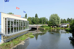 Fotos aus dem Hamburger Stadtteil Bergedorf; Schwimmbad - Billebad am Ufer der Bille.