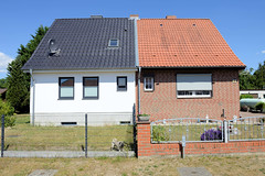 Rodenwalde  ist ein Ort in der Gemeinde Vellahn im Landkreis Ludwigslust-Parchim in Mecklenburg-Vorpommern; Doppelhaus mit unterschiedlicher Fassadengestaltung.