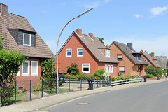 Zeven  ist eine Stadt im Landkreis Rotenburg (Wümme) in Niedersachsen; baugleiche Einzelhäuser mit Spitzdach.