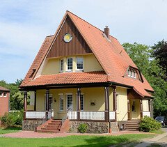 Zeven  ist eine Stadt im Landkreis Rotenburg (Wümme) in Niedersachsen; Villa im Heimatstil - Sonnenuhr.