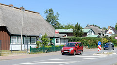 Das Ostseebad   Graal-Müritz   ist eine Gemeinde   im Landkreis Rostock in Mecklenburg-Vorpommern;  Wohnhäuser an der Hauptstraße.