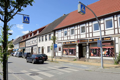 Die  Hansestadt Seehausen    (Altmark) ist eine Stadt im Landkreis Stendal in der Region Altmark in Sachsen-Anhalt; Wohnhäuser, Geschäfte in der Mühlenstraße.