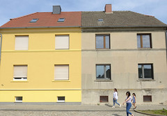 Die Stadt Tangerhütte liegt im Landkreis Stendal  im Bundesland Sachsen-Anhalt;  Doppelhaus in unterschiedlichem Renovierungszustand.