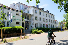 Das Ostseebad   Graal-Müritz   ist eine Gemeinde   im Landkreis Rostock in Mecklenburg-Vorpommern; Klinikgebäude in Graal.