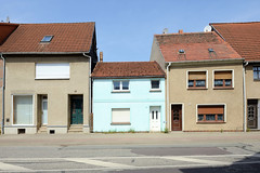 Die Stadt Perleberg ist die Kreisstadt des Landkreises Prignitz im Land Brandenburg; Wohnhäuser - grauer Rauputz, mintgrüne Fassade.