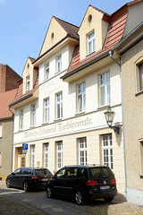 Die Stadt Perleberg ist die Kreisstadt des Landkreises Prignitz im Land Brandenburg; Wohnhaus / Werkstattgebäude - Fassadenaufschrift Möbel &amp; Sarg Magazin.