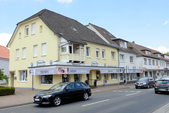Scheeßel ist eine Ortschaft in der gleichnamigen Gemeinde im Landkreis Rotenburg (Wümme) in Niedersachsen; Wohn- und Geschäftshäuser in der Großen Straße.