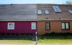 Zühr ist ein Ortsteil der Stadt Wittenburg im Landkreis Ludwigslust-Parchim in Mecklenburg-Vorpommern; Doppelhaus mit unterschiedlicher Fassadengestaltung.