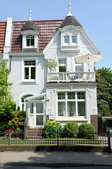Fotos aus dem Hamburger Stadtteil Bergedorf; Villa mit Jugendstildekor - Fassadenrelief.