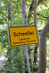 Scheeßel ist eine Ortschaft in der gleichnamigen Gemeinde im Landkreis Rotenburg (Wümme) in Niedersachsen; Ortsschild.