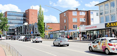 Fotos aus dem Hamburger Stadtteil Bergedorf; Geschäfte mit Flachdach - Wohnhäuser, Büros im Baustil der 1960er Jahre in der Bergedorfer Straße.