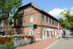 Rotenburg (Wümme) ist eine Stadt und Kreisstadt des gleichnamigen Landkreises  in Niedersachsen; historische Speichergebäude an der Großen Straße.