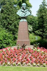 Fotos aus dem Hamburger Stadtteil Bergedorf; Denkmal Wilhelm I - Deutscher Kaiser, Begonienpflanzung.