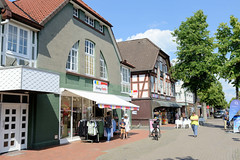 Rotenburg (Wümme) ist eine Stadt und Kreisstadt des gleichnamigen Landkreises  in Niedersachsen; Geschäfte in der FussgängerInnenzone Große Straße.