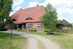 Der Ort Carlshof gehört zur Gemeinde Möllenbeck, die Teil des Amts Grabow im Landkreis Ludwigslust-Parchim in Mecklenburg-Vorpommern ist.