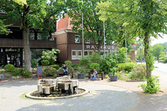 Sittensen ist eine Gemeinde im Landkreis Rotenburg (Wümme) in Niedersachsen; Marktplatz mit Brunnen und Rathaus.