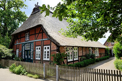 Scheeßel ist eine Ortschaft in der gleichnamigen Gemeinde im Landkreis Rotenburg (Wümme) in Niedersachsen; FAchwerkgebäude mit Reetdach.