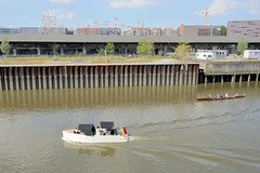 Fotos aus dem Hamburger Stadtteil Hafencity, Bezirk Hamburg Mitte; Schiffsverkehr auf dem Oberhafenkanal.