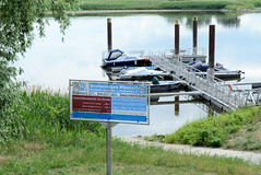 Hinzdorf ist ein Ortsteil der Stadt Wittenberge im Landkreis Prignitz in Brandenburg;  Marina, Bootsanleger mit Sportbooten an der Elbe.