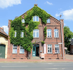 Rotenburg (Wümme) ist eine Stadt und Kreisstadt des gleichnamigen Landkreises  in Niedersachsen; Backsteingebäude mit  wildem Wein berankt.