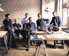 Historisches Foto aus einem Hamburger Konstruktionsbüro - die Angestellten in Anzug oder weißem Kittel - Lampen hängen von der Decke.
