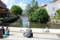 Fotos aus dem Hamburger Stadtteil Bergedorf; Promenade mit Sitzgelegenheiten an den Kupferhofterrassen.