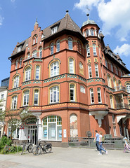 Fotos aus dem Hamburger Stadtteil Bergedorf; historisches Wohnhaus / Geschäftshaus in der Alten Holstenstraße, erbaut 1895.