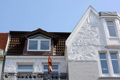 Fotos aus dem Hamburger Stadtteil Bergedorf; Hausfassade mit Schmuckrelief / Jugendstildekor.
