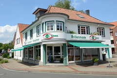 Scheeßel ist eine Ortschaft in der gleichnamigen Gemeinde im Landkreis Rotenburg (Wümme) in Niedersachsen; Wohn-und Geschäftshaus mit rundem Erker über dem Eingang.