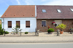 Bittkau ist eine Ortschaft und ein Ortsteil der Stadt Tangerhütte im Landkreis Stendal in Sachsen-Anhalt;  Doppelhaus mit unterschiedlicher Fassadengestaltung / Vorgärten.