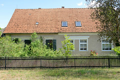 Schönfeld ist ein Ortsteil der Stadt Perleberg im Landkreis Prignitz im Bundesland Brandenburg; Doppelhaus mit Holzzaun, teilw. unbewohnt.