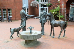 Zeven  ist eine Stadt im Landkreis Rotenburg (Wümme) in Niedersaschsen;  Skulpturengruppe Pferdehändler, Pferd und Hund - Bronze, Bildhauer Claus Homfeld.