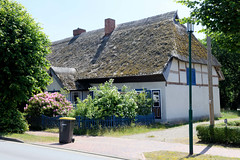 Das Ostseebad   Graal-Müritz   ist eine Gemeinde   im Landkreis Rostock in Mecklenburg-Vorpommern; Reetdachhaus mit blauem Zaun / Fensterluken.