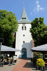 Rotenburg (Wümme) ist eine Stadt und Kreisstadt des gleichnamigen Landkreises  in Niedersachsen; Kirchturm der Stadtkirche.