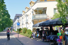 Das Ostseebad   Graal-Müritz   ist eine Gemeinde   im Landkreis Rostock in Mecklenburg-Vorpommern; Souvenirgeschäft und Ferienwohnungen in Müritz.