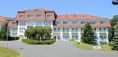 Das Ostseebad   Graal-Müritz   ist eine Gemeinde   im Landkreis Rostock in Mecklenburg-Vorpommern;  Hotelgebäude in Graal.