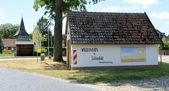 Schönfeld ist ein Ortsteil der Stadt Perleberg im Landkreis Prignitz im Bundesland Brandenburg; Dorfplatz - Gebäude der Freiwilligen Feuerwehr - Wandmalerei + Willkommensgruß.