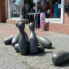 Zeven  ist eine Stadt im Landkreis Rotenburg (Wümme) in Niedersachsen; Bronzeskulptur Gedankenspiele, Kirsten Brünjes - Kegel + Mode.