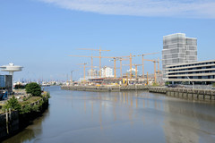 Fotos aus dem Hamburger Stadtteil Hafencity, Bezirk Hamburg Mitte;  Blick vom Baakenhafen zur Norderelbe und der Baustelle am Überseequartier.